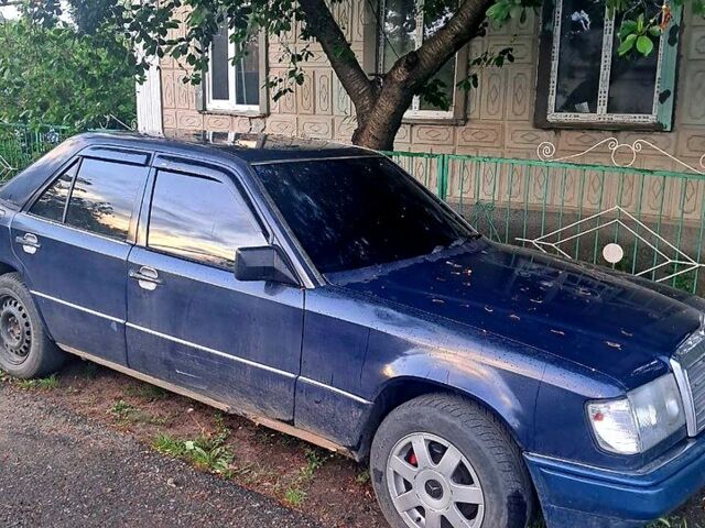 Синій Мерседес Е-Клас, об'ємом двигуна 2 л та пробігом 177 тис. км за 900 $, фото 1 на Automoto.ua