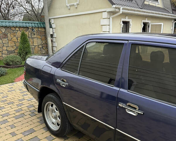 Синий Мерседес Е-Класс, объемом двигателя 2 л и пробегом 390 тыс. км за 1950 $, фото 5 на Automoto.ua