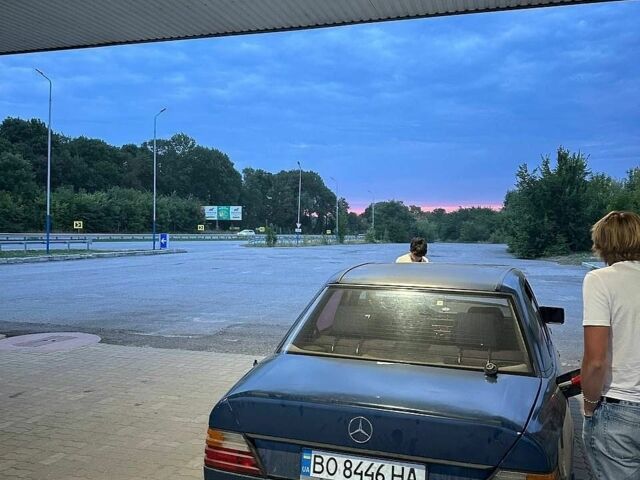 Синий Мерседес Е-Класс, объемом двигателя 2 л и пробегом 170 тыс. км за 1200 $, фото 4 на Automoto.ua