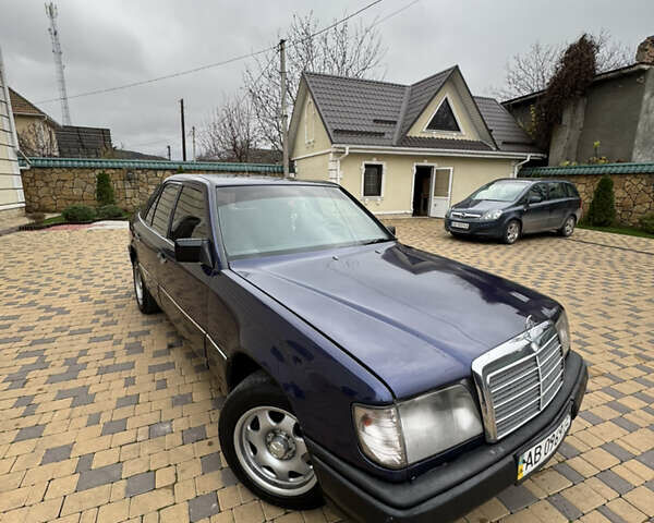 Синий Мерседес Е-Класс, объемом двигателя 2 л и пробегом 390 тыс. км за 1950 $, фото 7 на Automoto.ua