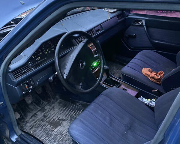 Синій Мерседес Е-Клас, об'ємом двигуна 2 л та пробігом 300 тис. км за 1700 $, фото 3 на Automoto.ua