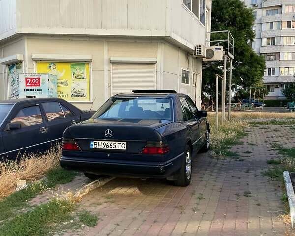 Синий Мерседес Е-Класс, объемом двигателя 2 л и пробегом 380 тыс. км за 2150 $, фото 4 на Automoto.ua