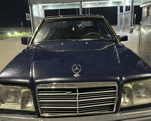 Синий Мерседес Е-Класс, объемом двигателя 2 л и пробегом 376 тыс. км за 3000 $, фото 5 на Automoto.ua