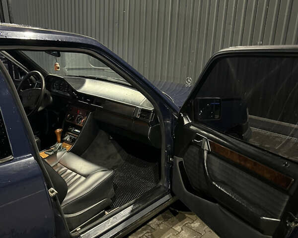 Синий Мерседес Е-Класс, объемом двигателя 2 л и пробегом 376 тыс. км за 3000 $, фото 7 на Automoto.ua