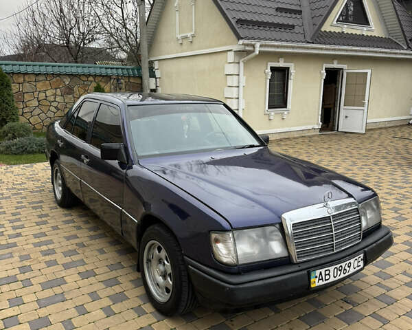 Синий Мерседес Е-Класс, объемом двигателя 2 л и пробегом 390 тыс. км за 1950 $, фото 2 на Automoto.ua