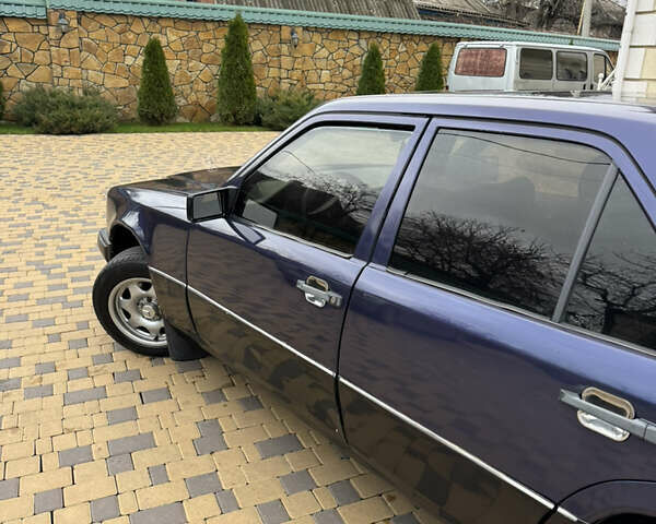 Синий Мерседес Е-Класс, объемом двигателя 2 л и пробегом 390 тыс. км за 1950 $, фото 9 на Automoto.ua