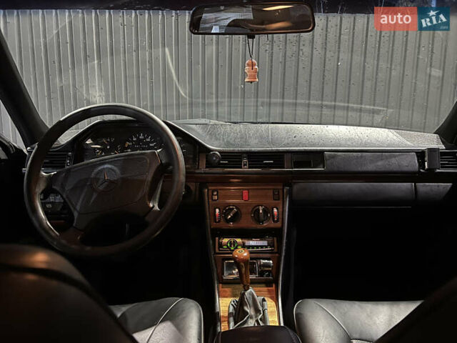 Синий Мерседес Е-Класс, объемом двигателя 2 л и пробегом 376 тыс. км за 3000 $, фото 9 на Automoto.ua