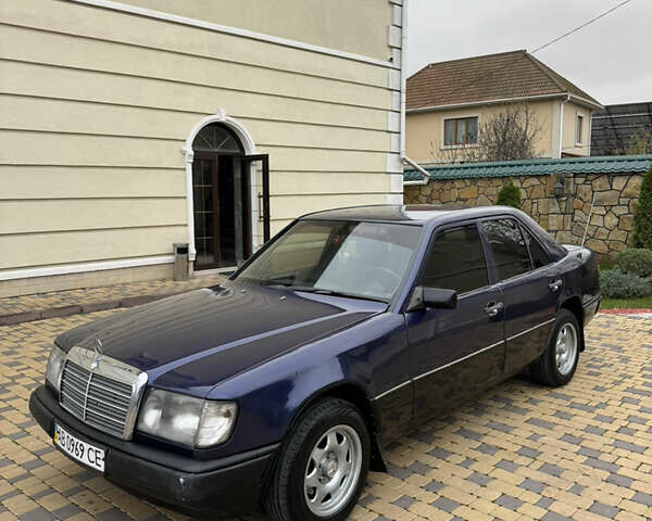 Синий Мерседес Е-Класс, объемом двигателя 2 л и пробегом 390 тыс. км за 1950 $, фото 4 на Automoto.ua