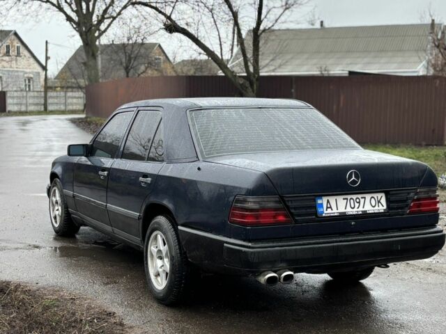 Синій Мерседес Е-Клас, об'ємом двигуна 2 л та пробігом 200 тис. км за 1490 $, фото 4 на Automoto.ua