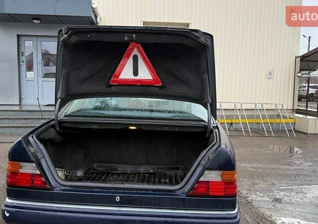 Синій Мерседес Е-Клас, об'ємом двигуна 2 л та пробігом 305 тис. км за 1200 $, фото 6 на Automoto.ua