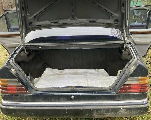 Синій Мерседес Е-Клас, об'ємом двигуна 3 л та пробігом 400 тис. км за 1800 $, фото 4 на Automoto.ua