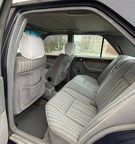 Синій Мерседес Е-Клас, об'ємом двигуна 2 л та пробігом 305 тис. км за 1200 $, фото 1 на Automoto.ua