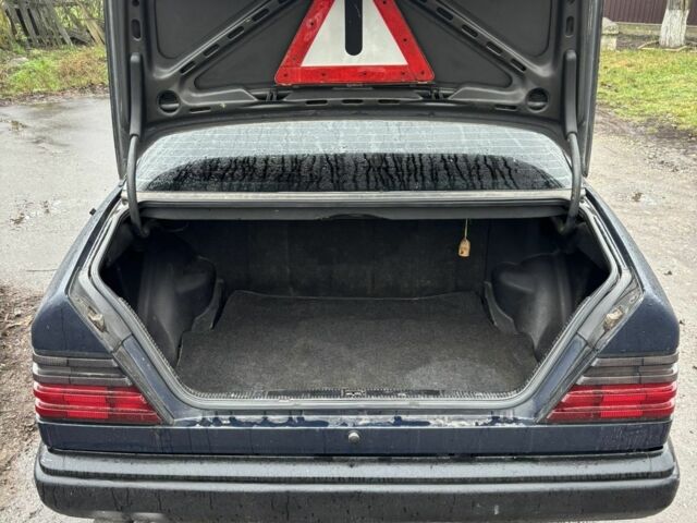 Синій Мерседес Е-Клас, об'ємом двигуна 2 л та пробігом 200 тис. км за 1490 $, фото 9 на Automoto.ua