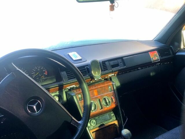 Синий Мерседес Е-Класс, объемом двигателя 2.6 л и пробегом 430 тыс. км за 1200 $, фото 9 на Automoto.ua