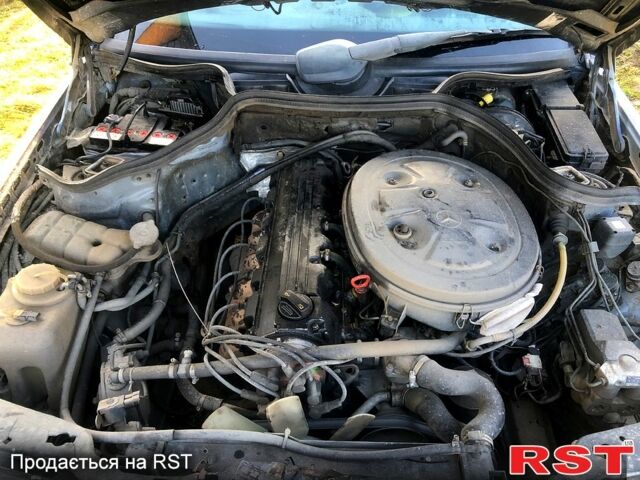 Синий Мерседес Е-Класс, объемом двигателя 2.6 л и пробегом 430 тыс. км за 1200 $, фото 6 на Automoto.ua