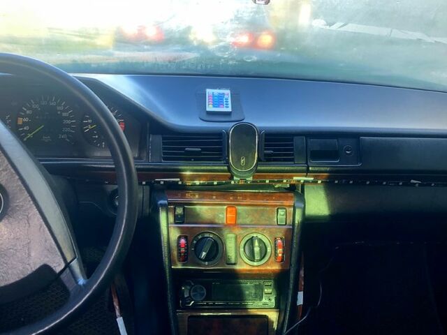 Синий Мерседес Е-Класс, объемом двигателя 2.6 л и пробегом 430 тыс. км за 1200 $, фото 21 на Automoto.ua