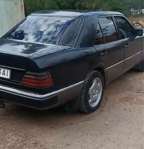 Синій Мерседес Е-Клас, об'ємом двигуна 2.6 л та пробігом 300 тис. км за 2200 $, фото 2 на Automoto.ua