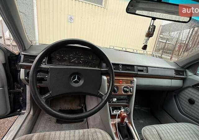 Синій Мерседес Е-Клас, об'ємом двигуна 2 л та пробігом 305 тис. км за 1200 $, фото 3 на Automoto.ua