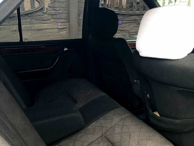 Синий Мерседес Е-Класс, объемом двигателя 2.6 л и пробегом 430 тыс. км за 1200 $, фото 4 на Automoto.ua