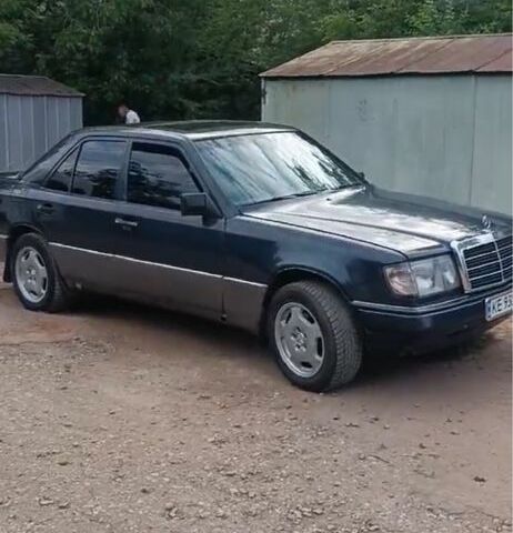 Синій Мерседес Е-Клас, об'ємом двигуна 2.6 л та пробігом 300 тис. км за 2200 $, фото 1 на Automoto.ua