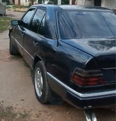 Синій Мерседес Е-Клас, об'ємом двигуна 2.6 л та пробігом 300 тис. км за 2200 $, фото 4 на Automoto.ua