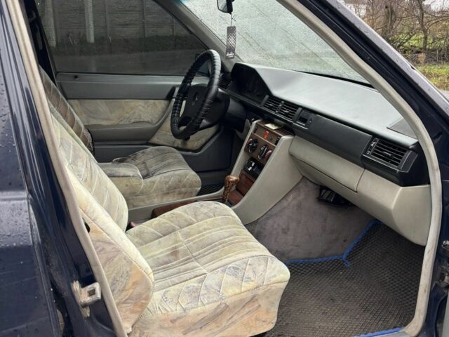 Синій Мерседес Е-Клас, об'ємом двигуна 2 л та пробігом 200 тис. км за 1490 $, фото 7 на Automoto.ua