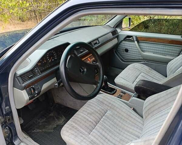 Синий Мерседес Е-Класс, объемом двигателя 2.3 л и пробегом 540 тыс. км за 2850 $, фото 5 на Automoto.ua