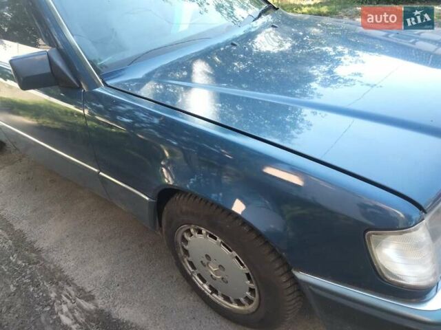 Синий Мерседес Е-Класс, объемом двигателя 2.6 л и пробегом 400 тыс. км за 2700 $, фото 9 на Automoto.ua