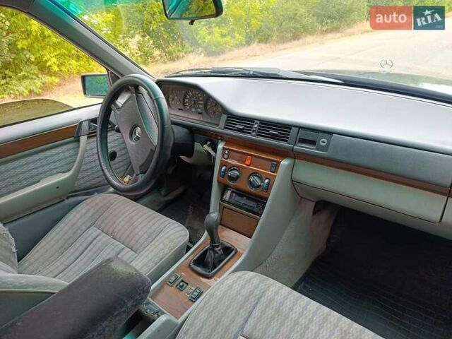 Синий Мерседес Е-Класс, объемом двигателя 2.3 л и пробегом 540 тыс. км за 2750 $, фото 4 на Automoto.ua