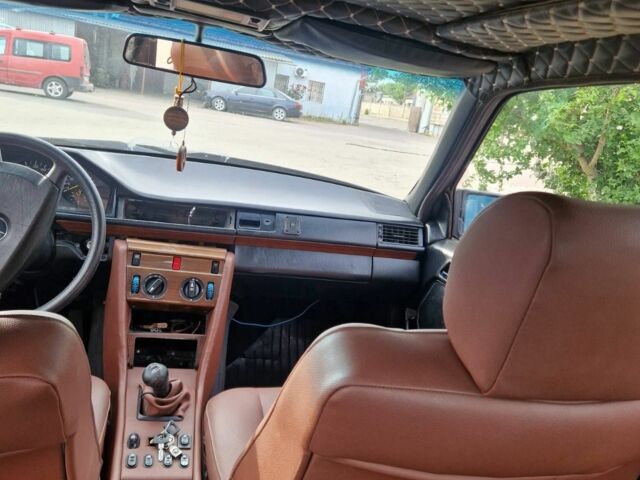 Мерседес Е-Класс 1991 в Болграде на Automoto.ua Синий Мерседес Е-Класс, объемом двигателя 2 л и пробегом 150 тыс. км за 1199 $, фото 2 на Automoto.ua