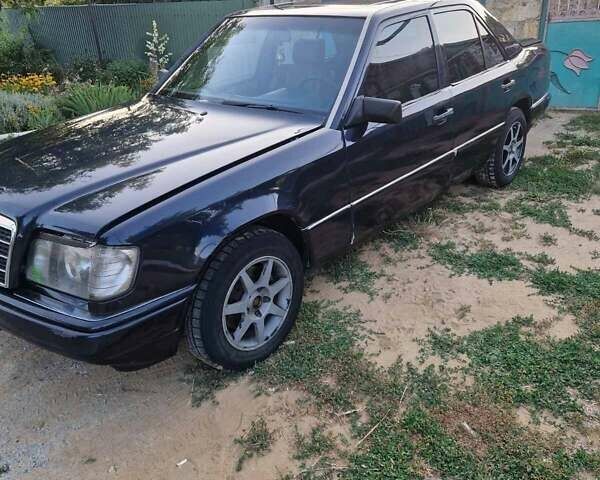 Мерседес Е-Класс 1991 в Болграде на Automoto.ua Синий Мерседес Е-Класс, объемом двигателя 2 л и пробегом 150 тыс. км за 1199 $, фото 5 на Automoto.ua