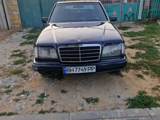 Мерседес Е-Класс 1991 в Болграде на Automoto.ua Синий Мерседес Е-Класс, объемом двигателя 2 л и пробегом 150 тыс. км за 1199 $, фото 5 на Automoto.ua