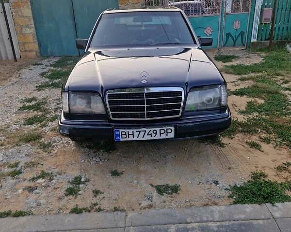 Мерседес Е-Класс 1991 в Болграде на Automoto.ua Синий Мерседес Е-Класс, объемом двигателя 2 л и пробегом 150 тыс. км за 1199 $, фото 4 на Automoto.ua