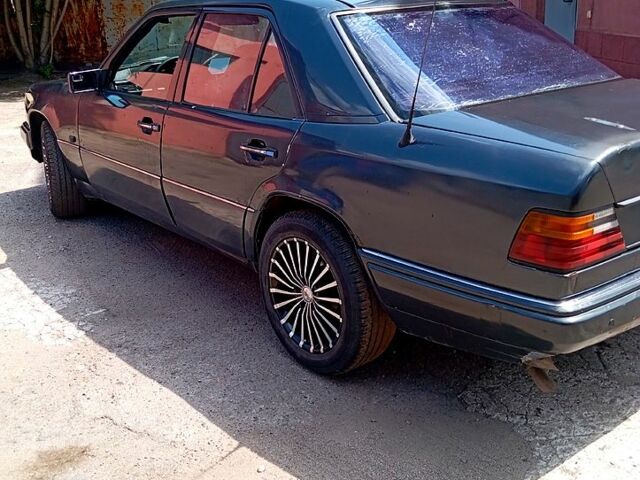 Синий Мерседес Е-Класс, объемом двигателя 2 л и пробегом 230 тыс. км за 1600 $, фото 5 на Automoto.ua