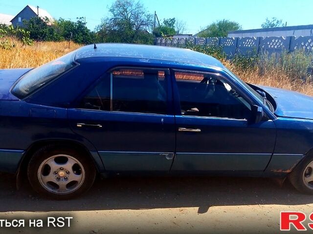 Синий Мерседес Е-Класс, объемом двигателя 2.5 л и пробегом 200 тыс. км за 2300 $, фото 2 на Automoto.ua