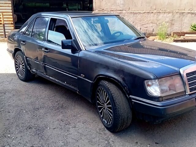 Синий Мерседес Е-Класс, объемом двигателя 2 л и пробегом 230 тыс. км за 1600 $, фото 2 на Automoto.ua