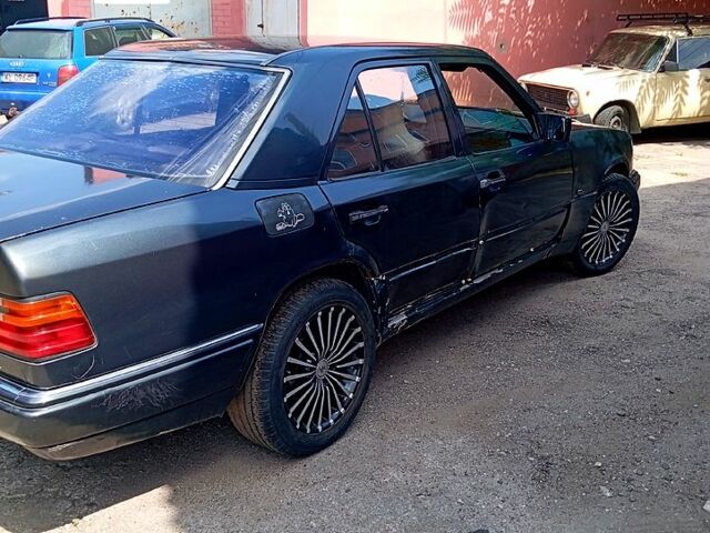 Синий Мерседес Е-Класс, объемом двигателя 2 л и пробегом 230 тыс. км за 1600 $, фото 3 на Automoto.ua