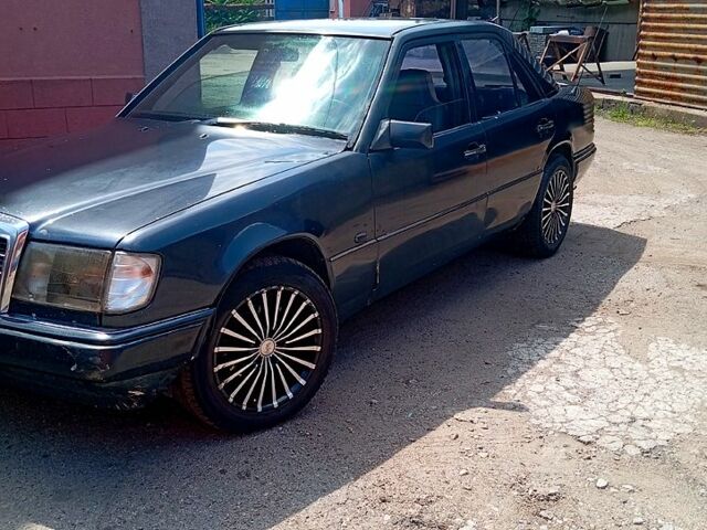 Синий Мерседес Е-Класс, объемом двигателя 2 л и пробегом 230 тыс. км за 1600 $, фото 1 на Automoto.ua