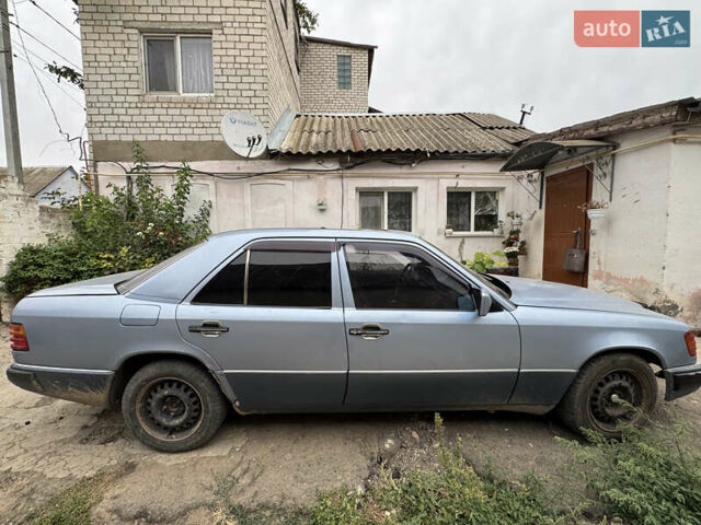Синий Мерседес Е-Класс, объемом двигателя 2.3 л и пробегом 220 тыс. км за 2100 $, фото 9 на Automoto.ua