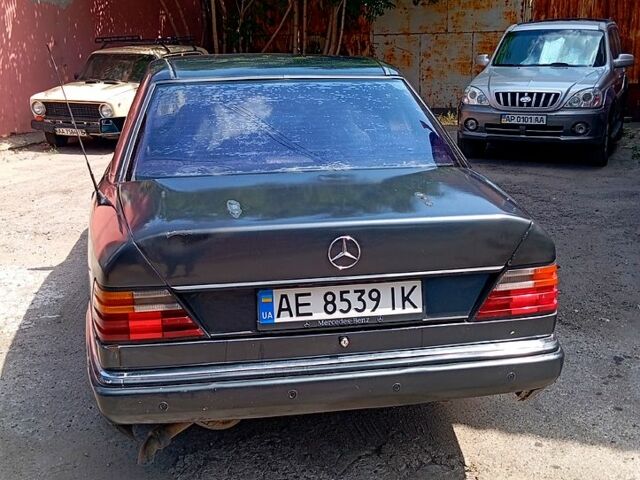 Синий Мерседес Е-Класс, объемом двигателя 2 л и пробегом 230 тыс. км за 1600 $, фото 4 на Automoto.ua