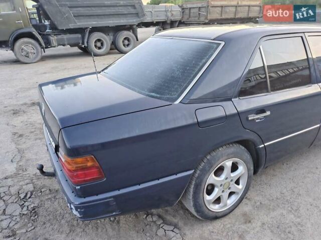 Синий Мерседес Е-Класс, объемом двигателя 2.5 л и пробегом 614 тыс. км за 2700 $, фото 3 на Automoto.ua