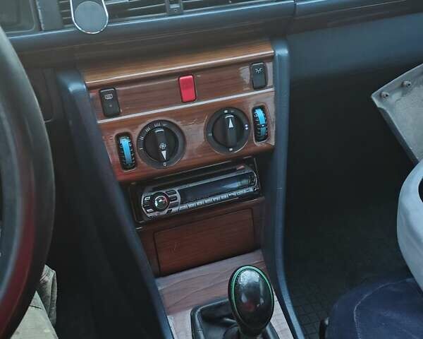 Синий Мерседес Е-Класс, объемом двигателя 2.5 л и пробегом 614 тыс. км за 2700 $, фото 13 на Automoto.ua