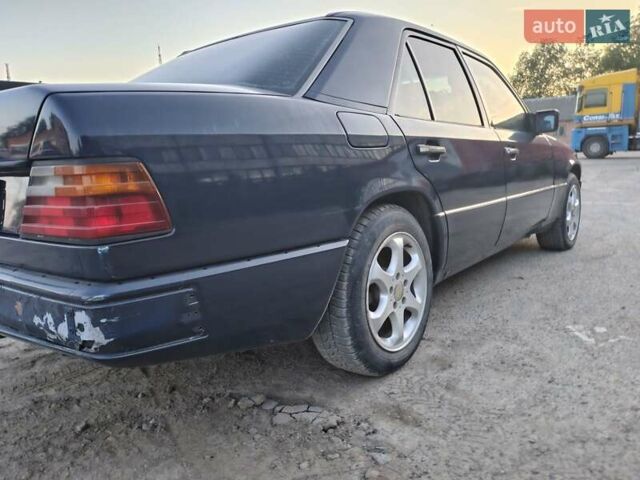 Синий Мерседес Е-Класс, объемом двигателя 2.5 л и пробегом 614 тыс. км за 2700 $, фото 4 на Automoto.ua