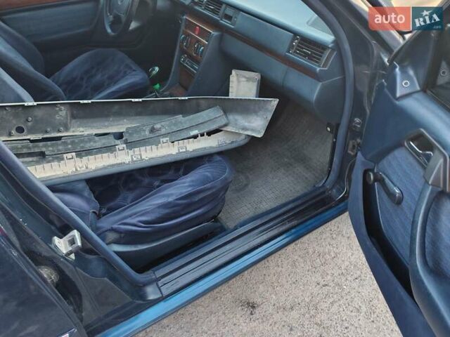 Синий Мерседес Е-Класс, объемом двигателя 2.5 л и пробегом 614 тыс. км за 2700 $, фото 2 на Automoto.ua