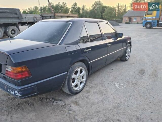 Синий Мерседес Е-Класс, объемом двигателя 2.5 л и пробегом 614 тыс. км за 2700 $, фото 10 на Automoto.ua