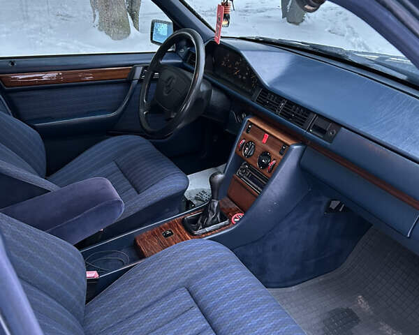 Синий Мерседес Е-Класс, объемом двигателя 2.5 л и пробегом 402 тыс. км за 4500 $, фото 20 на Automoto.ua