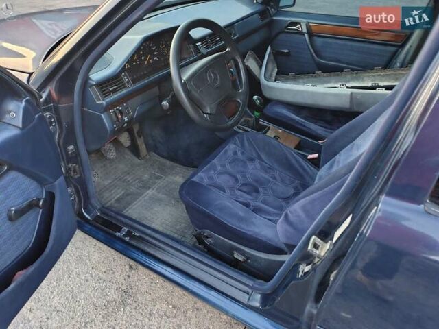Синий Мерседес Е-Класс, объемом двигателя 2.5 л и пробегом 614 тыс. км за 2700 $, фото 5 на Automoto.ua