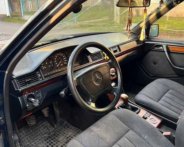 Синий Мерседес Е-Класс, объемом двигателя 2.2 л и пробегом 447 тыс. км за 1900 $, фото 4 на Automoto.ua