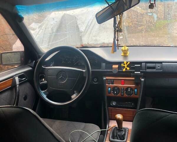 Синий Мерседес Е-Класс, объемом двигателя 2.2 л и пробегом 497 тыс. км за 1100 $, фото 6 на Automoto.ua