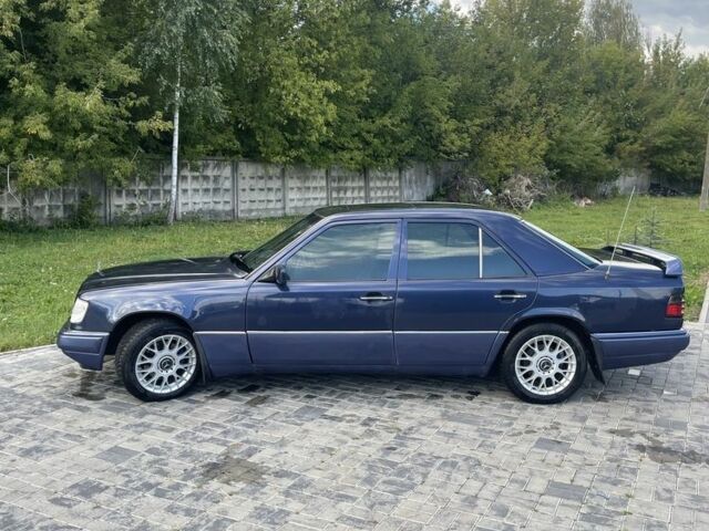 Синий Мерседес Е-Класс, объемом двигателя 2.2 л и пробегом 450 тыс. км за 3800 $, фото 1 на Automoto.ua